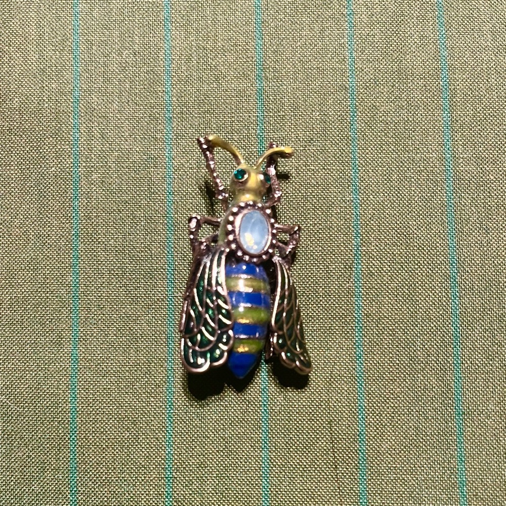 Bee brooch